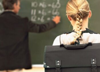 33 ειδικοί συνεδριάζουν για να… ελαφρύνουν τη τσάντα του μαθητή