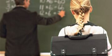 33 ειδικοί συνεδριάζουν για να… ελαφρύνουν τη τσάντα του μαθητή