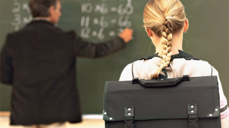 33 ειδικοί συνεδριάζουν για να… ελαφρύνουν τη τσάντα του μαθητή