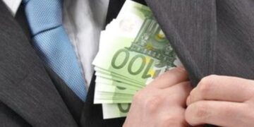 Υπάλληλοι του ΣΔΟΕ, του ΥΠΟΙΚ και της Τράπεζας της Ελλάδος εκβίαζαν επιχειρηματία