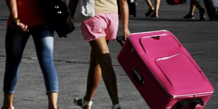 «Σπάει» τα κοντέρ ο τουρισμός: Στα 23 εκατομμύρια οι επισκέπτες φέτος