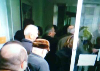 Να σταματήσουν οι ουρές στα ταμεία της ΔΕΗ ζητούν αγανακτισμένοι πολίτες της Πτολεμαΐδας