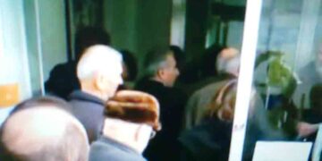 Να σταματήσουν οι ουρές στα ταμεία της ΔΕΗ ζητούν αγανακτισμένοι πολίτες της Πτολεμαΐδας