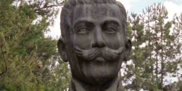 Η προτομή του Φίλιππου Καπετανόπουλου στους Πύργους