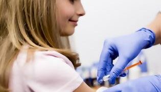 Πότε ξεκινά το πρόγραμμα δωρεάν εμβολιασμών σε ανασφάλιστους και άπορους