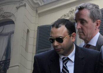 Παρίσι II: Η Τρόικα επιμένει στο έλλειμμα των 2,5 δισ. και ζητά μειώσεις συντάξεων και στο Δημόσιο