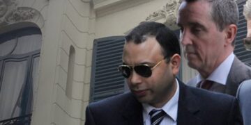 Παρίσι II: Η Τρόικα επιμένει στο έλλειμμα των 2,5 δισ. και ζητά μειώσεις συντάξεων και στο Δημόσιο
