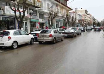 Ουρά… τα διπλοπαρκαρισμένα στην 25ης Μαρτίου (φωτό)