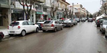 Ουρά… τα διπλοπαρκαρισμένα στην 25ης Μαρτίου (φωτό)