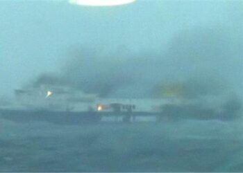 Norman Atlantic: Στους 111 οι διασωθέντες – απομακρύνουν με Super Puma τους επιβάτες από το φλεγόμενο πλοίο