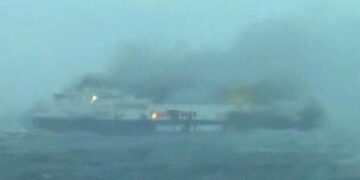 Norman Atlantic: Στους 111 οι διασωθέντες – απομακρύνουν με Super Puma τους επιβάτες από το φλεγόμενο πλοίο