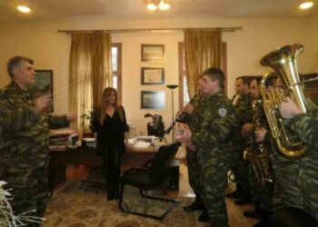 Το πρωτοχρονιάτικο μήνυμα της Γενικής Γραμματέα και κάλαντα από τη στρατιωτική μπάντα
