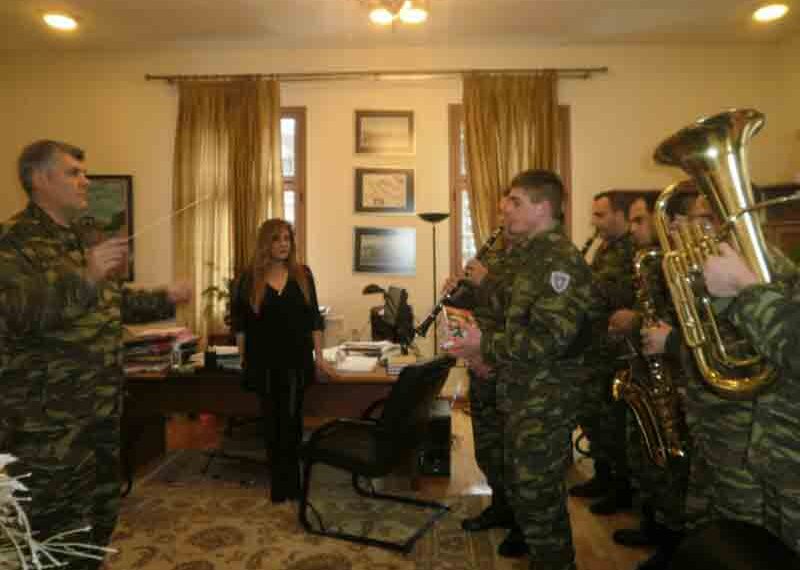 Το πρωτοχρονιάτικο μήνυμα της Γενικής Γραμματέα και κάλαντα από τη στρατιωτική μπάντα