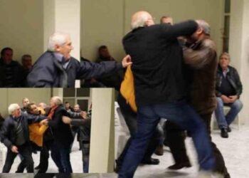 Βίντεο: Μπουνιές και βρισιές μεταξύ δημοτικών συμβούλων