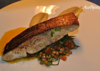 Ο Μιχάλης Καλαβρινός μαγειρεύει Μαγιάτικο σωτέ με κρέμα φάβας και φακή ραγού