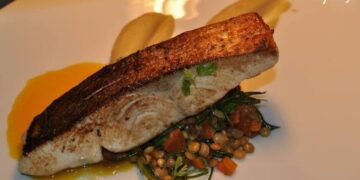 Ο Μιχάλης Καλαβρινός μαγειρεύει Μαγιάτικο σωτέ με κρέμα φάβας και φακή ραγού