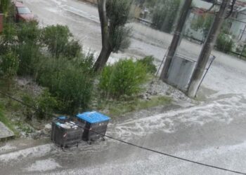 Προβλήματα από την κακοκαιρία στη Β. Ελλάδα – νεκρός οδηγός που παρασύρθηκε από χείμαρρο