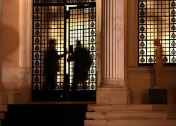 Τα δίνουν όλα στην τρόικα: Τώρα ΦΠΑ και ασφαλιστικό και στο βάθος αύξηση φόρου σε τσιγάρα και αλκοόλ