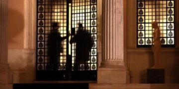 Τα δίνουν όλα στην τρόικα: Τώρα ΦΠΑ και ασφαλιστικό και στο βάθος αύξηση φόρου σε τσιγάρα και αλκοόλ