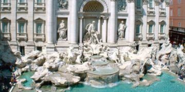 Δείτε πως μαζεύονται τα χρήματα από την Fontana di Trevi! (vid)