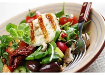 Σαλάτα με σπανάκι, ρόκα και κατσικίσιο τυρί