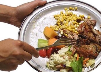 Αμερική: Άλλοι πεινάνε και άλλοι πετάνε φαγητό στα σκουπίδια…