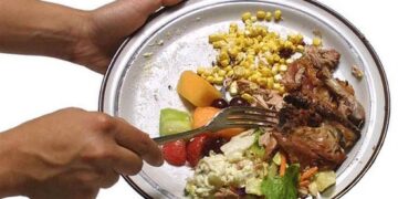 Αμερική: Άλλοι πεινάνε και άλλοι πετάνε φαγητό στα σκουπίδια…