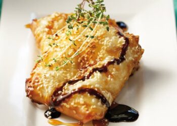 Μανούρι τυλιχτό σε φύλλο με μέλι και σουσάμι