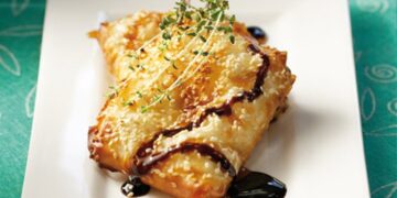 Μανούρι τυλιχτό σε φύλλο με μέλι και σουσάμι