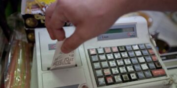 Των… αποδείξεων θα γίνει πάλι – Μισές θα μετράνε οι βασικές δαπάνες των νοικοκυριών