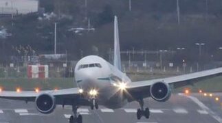 Μια προσγείωση που θα τη θυμούνται πάντα οι επιβαίνοντες!