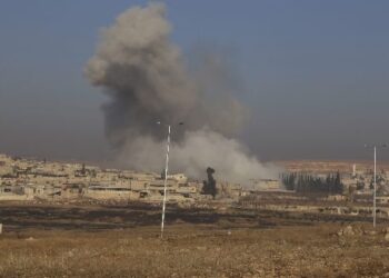 Smoke rises after what activists said was an air strike by forces loyal to Syria's President Bashar al-Assad beside the Kindi Hospital frontline in Aleppo, December 21, 2013. REUTERS/Ahmad Othman (SYRIA - Tags: CIVIL UNREST CONFLICT)