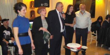 Αντάμωσαν οι φαρμακοποιοί στην κοπή της βασιλόπιτάς τους