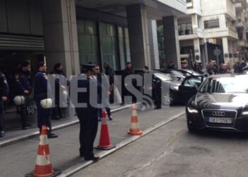 Λίστα απολύσεων και διαθεσιμότητας στο Δημόσιο ζήτησε η τρόικα – Απελευθέρωση των απολύσεων και νέες μειώσεις συντάξεων στο τραπέζι