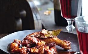 Κοτόπουλο κοκκινιστό με κρεμμύδια