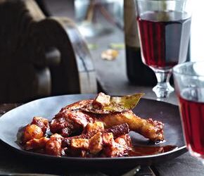 Κοτόπουλο κοκκινιστό με κρεμμύδια