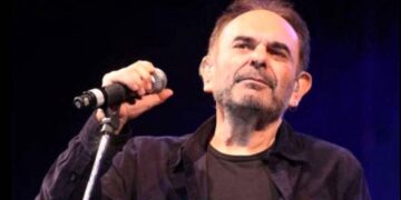 Σάκης Μπουλάς: ο συμμαθητής που δεν μεγάλωσε ποτέ