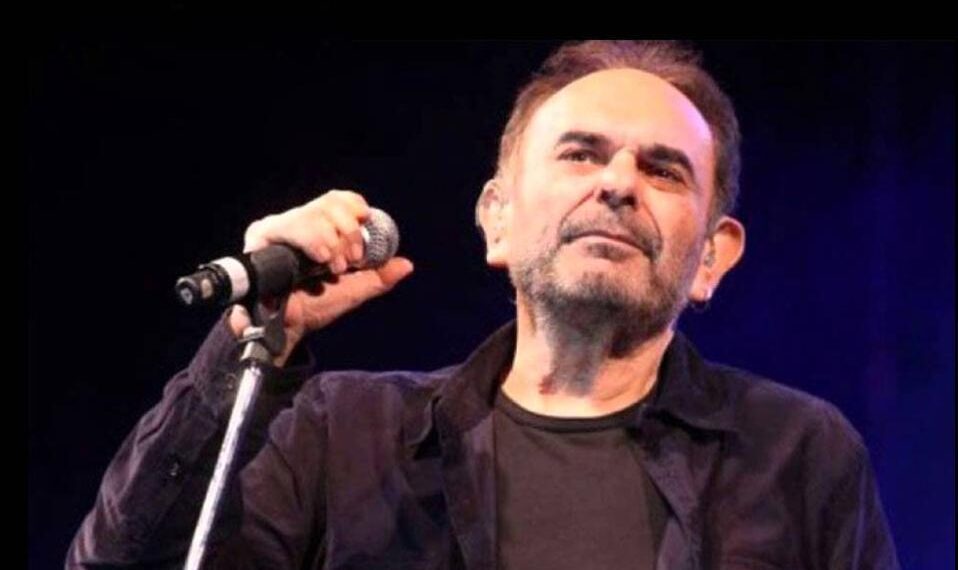 Σάκης Μπουλάς: ο συμμαθητής που δεν μεγάλωσε ποτέ