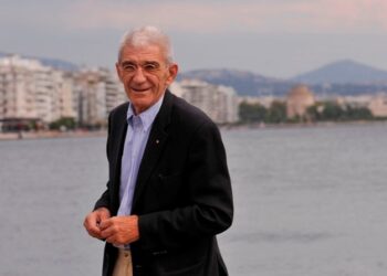 Δυο ξανθιές “στριμώχνουν” τον Μπουτάρη