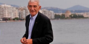 Δυο ξανθιές “στριμώχνουν” τον Μπουτάρη