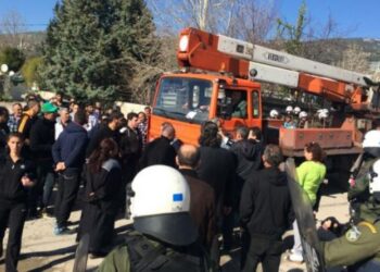 Επεισόδια όταν η ΔΕΗ πήγε να κόψει το ρεύμα σε καταυλισμό σεισμοπαθών