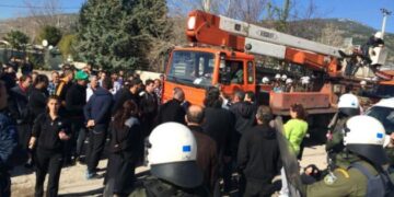 Επεισόδια όταν η ΔΕΗ πήγε να κόψει το ρεύμα σε καταυλισμό σεισμοπαθών