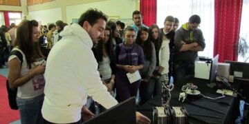 Καθηγητής σε φοιτητές: Μπορείτε να φύγετε; Δεν χωράτε