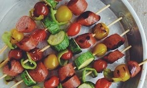 Σουβλάκια με λαχανικά και λουκάνικα για τη δίαιτα!