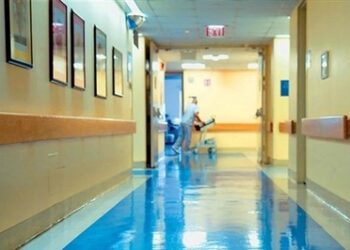 ΠΤΟΛΕΜΑΪΔΑ: 21χρονη ξαλάφρωνε από χρυσαφικά ηλικιωμένες νοσηλευόμενες γυναίκες