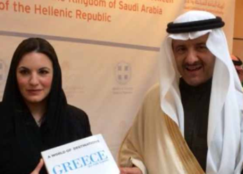 Η Όλγα Κεφαλογιάννη με μαντίλα!