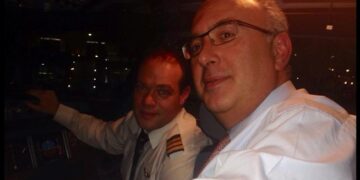 Ένας υπουργός στο… πιλοτήριο!