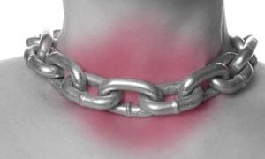 10 τρόποι να ανακουφίσεις τον πονεμένο λαιμό