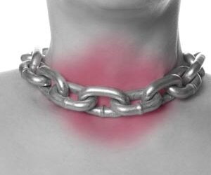 10 τρόποι να ανακουφίσεις τον πονεμένο λαιμό