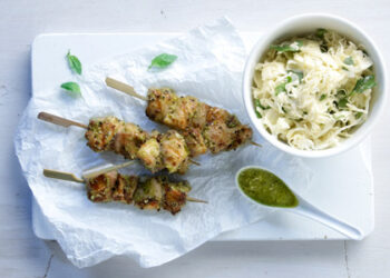 Σουβλάκια κοτόπουλου και πικάντικη λαχανοσαλάτα